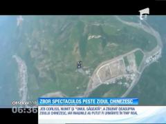 Jeb Corliss, numit şi "Omul săgeată", a zburat deasupra Zidului Chinezesc