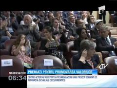 Actorii George Clooney, Richard Gere, şi Salma Hayek, premiaţi de Papa Francisc