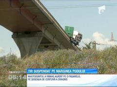 Un TIR scăpat de sub control a rămas suspendat pe marginea unui pod din Craiova