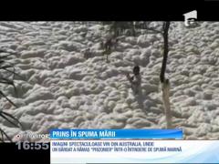 Străzile unui orăşel, acoperite cu spumă