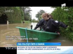 Intervenție de cascadorii râsului! Trei poliţişti pleacă în misiune la bordul unei bărcuţe din plastic