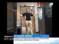 Un clip cu un profesor care-şi salută elevii într-un mod original şi haios a devenit viral pe internet