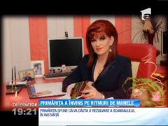 Primăriţă filmată petrecând pe ritmuri de manele, în noaptea rezultatelor