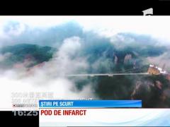 Cel mai lung pod de sticlă din lume leagă doi munţi