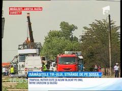 Rămășițele TIR-ului plin 800 de butelii care au explodat, strânse de pe șosea