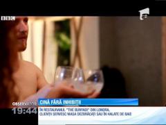 Localul unde oaspeţii sunt sumar sau deloc îmbrăcaţi