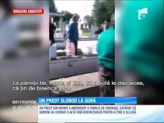 Un preot s-a certat ca la uşa cortului cu o familie de enoriaşi, într-un cimitir din Neamţ