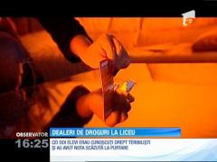 Doi elevi de clasa a XII-a din Găeşti, reţinuţi pentru trafic cu droguri şi prostituţie