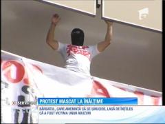 Se întâmplă ACUM: Protest de la etajul 16 al unui important hotel din Capitală