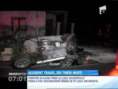 Destin tragic pentru doi tineri din Bistriţa Năsăud: Maşina în care se aflau s-a făcut ţăndări în impactul cu un cap de pod