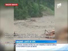 O mașină și o căsuță de lemn, purtate de viituri, în județul Suceava