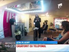 S-a căsătorit cu telefonul mobil!