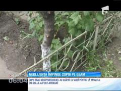 Doi copii au supravieţuit miraculos. Unul a căzut de la mansarda unui bloc, iar celălalt de la etajul patru