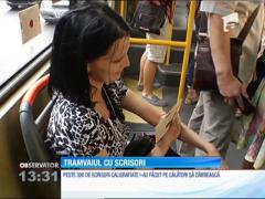Peste 300 de scrisori caligrafiate i-au făcut pe călătorii tramvaiului 1, din București, să zâmbească