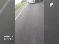 Doi bărbaţi au fost la un pas de un final violent, după ce s-au răsturnat cu maşina pe autostrada A1
