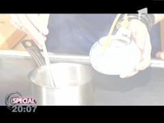 SPECIAL! Tudor Ionescu de la Fly Project şi Alex Ceauşu au servit supă japoneză la ceşcuţă