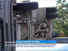 TIR plin cu grâu, răsturnat pe Drumul Naţional 25