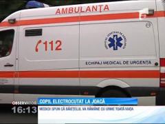 Un băieţel de doar trei ani din Galaţi a suferit arsuri grave, după ce a introdus antena unei maşinuţe în priză