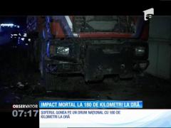 Accident îngrozitor pe un drum din Bistriţa-Năsăud. Doi tineri au murit după ce au intrat cu maşina în trei TIR-uri oprite într-o parcare