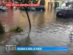 O rupere de nori a inundat străzile din centrul Sighişoarei