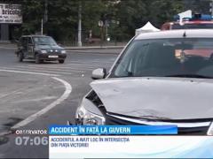 Impact violent între un autoturism şi o maşină de teren, chiar în faţa Guvernului