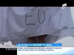 Patronul unei terase din Eforie Nord s-a răstignit pe o cruce în semn de protest!