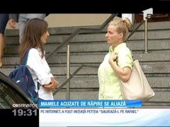 Mamele acuzate de răpire se aliază