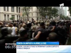 Torţa olimpică a ajuns la Rio de Janeiro. Momentul a fost marcat de incidente violente între poliţişti şi protestatari