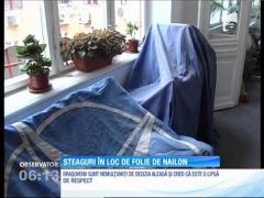 Steagurile României, NATO şi UE, folosite pe post de nailon de muncitorii care renovează sediul CJ din Braşov