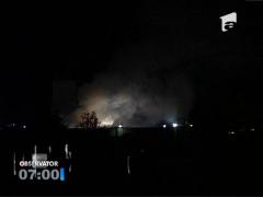 Incendiu puternic pe platforma combinatului Oltchim; un depozit cu materiale a ars (VIDEO)