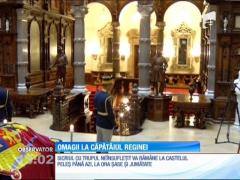 Sicriul cu trupul neînsufleţit al Reginei Ana este depus în holul de onoare al castelului Peleş