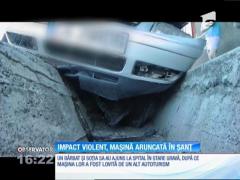 Impact violent, două maşini aruncate în şanţ