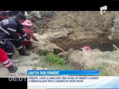 Muncitor blocat într-o groapă de patru metri