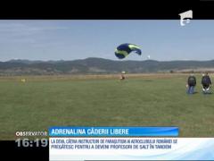 În Deva, câţiva instructori de paraşutism ai Aeroclubului României se pregătesc să devină profesori de salt în tandem