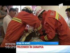 Salvare spectaculoasă în China: Un copil de 4 ani a rămas cu capul blocat în canapeaua unui salon de înfrumuseţare