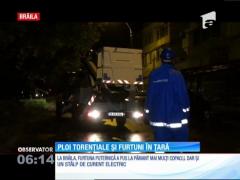 Străzi şi locuinţe inundate în Bucureşti din cauza ploii torenţiale. Un copac a căzut pe un autoturism pe bulevardul Basarabia