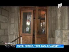 Câţiva indivizi au distrus un teatru, ca să ajungă la o casă de amanet