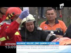Cinci oameni au fost răniţi într-un accident, după ce două maşini s-au lovit puternic