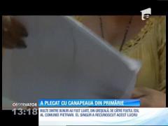 Situaţie penibilă în comuna dâmboviţeană Pietrari. Fostul primar a plecat acasă cu canapeaua