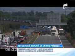 O pasarelă pentru pietoni a fost spulberată de un tir, în Marea Britanie. Pasarela a căzut apoi pe o autostradă