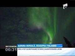 Aurora boreală, deasupra Finlandei. Cerul a fost colorat în nuanţe de verde şi galben