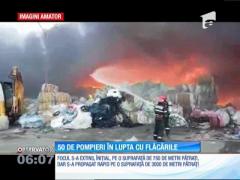 Incendiu la sediul unei firme de colectare şi reciclare de mase plastice. 50 de pompieri au înfruntat flăcările