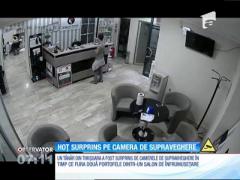 Un tânăr a fost surprins pe camere în timp ce fura două portofele dintr-un salon de înfrumuseţare din Timişoara