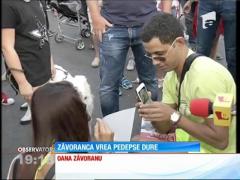 Oana Zăvoranu, în mijlocul protestatarilor care au cerut schimbarea legii pentru protecţia animalelor