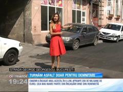 Plătim taxe pentru drumuri de sute de milioane de euro, anual, dar nimeni nu le construieşte. Iar de asfaltat le asfaltează doar când trec demnitarii