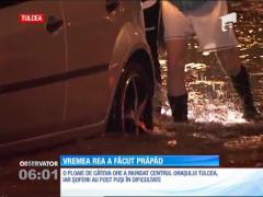 Ploi torenţiale, inundaţii, acoperişuri smulse şi copaci doborâţi de vijelii. Întreaga ţara a fost lovită în plin de toamna care a venit în forţă