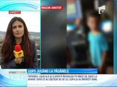 Doi copii, de 10 și 11 ani, au fost filmați cum joacă la păcănele