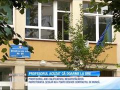 Profesor din Capitală, acuzat că doarme la ore și că le fură copiilor cornul şi laptele