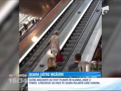 Scene amuzante. A încercat să urce pe scara rulantă care coboară!