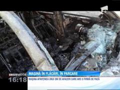 Maşină de lux în flăcări, în parcare